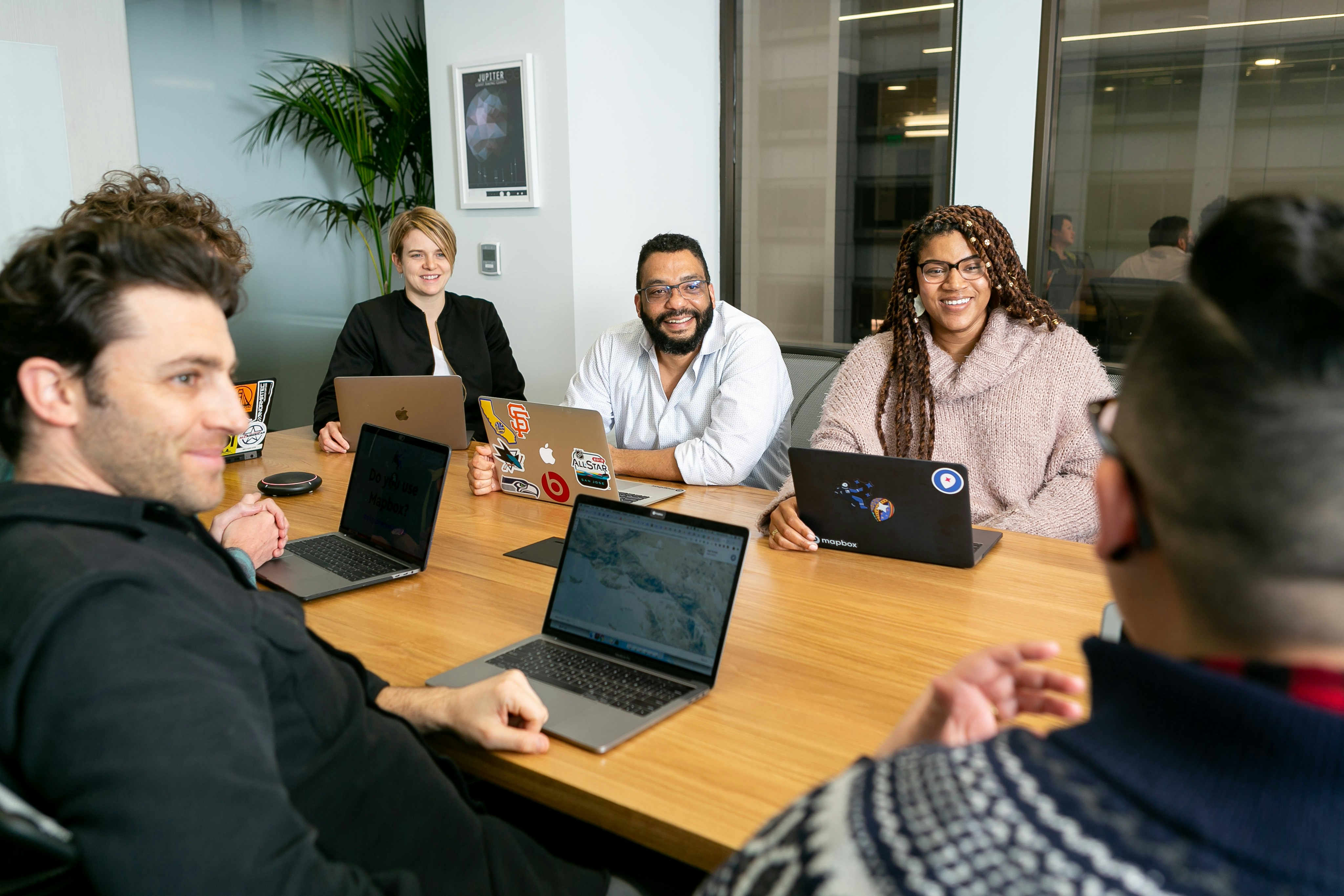 The DES HOUSE team collaborating in a creative workspace